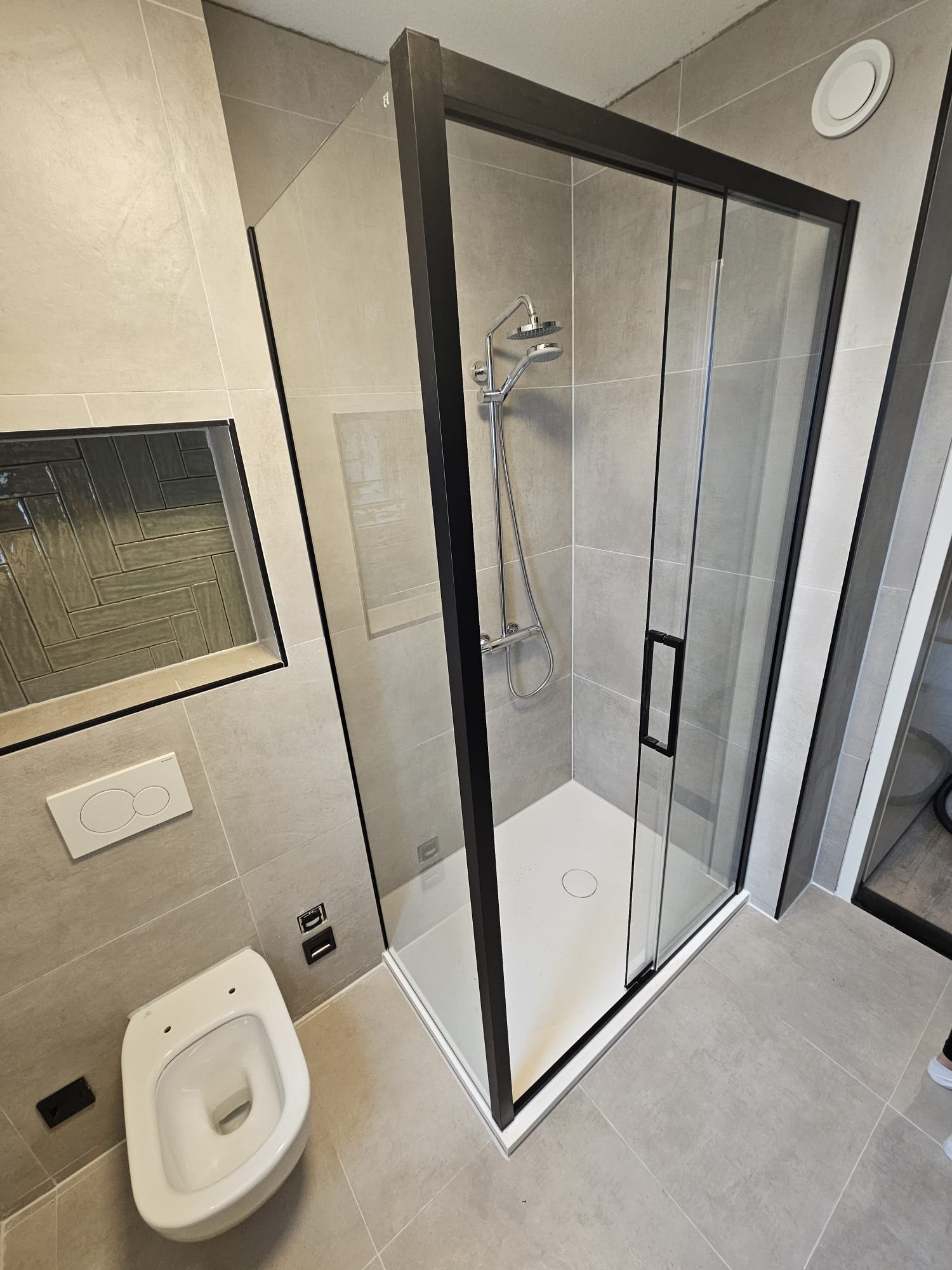 Luxe badkamerrenovatie met inloopdouche, uitgevoerd door Bouw & Renovatie Noord-Holland
